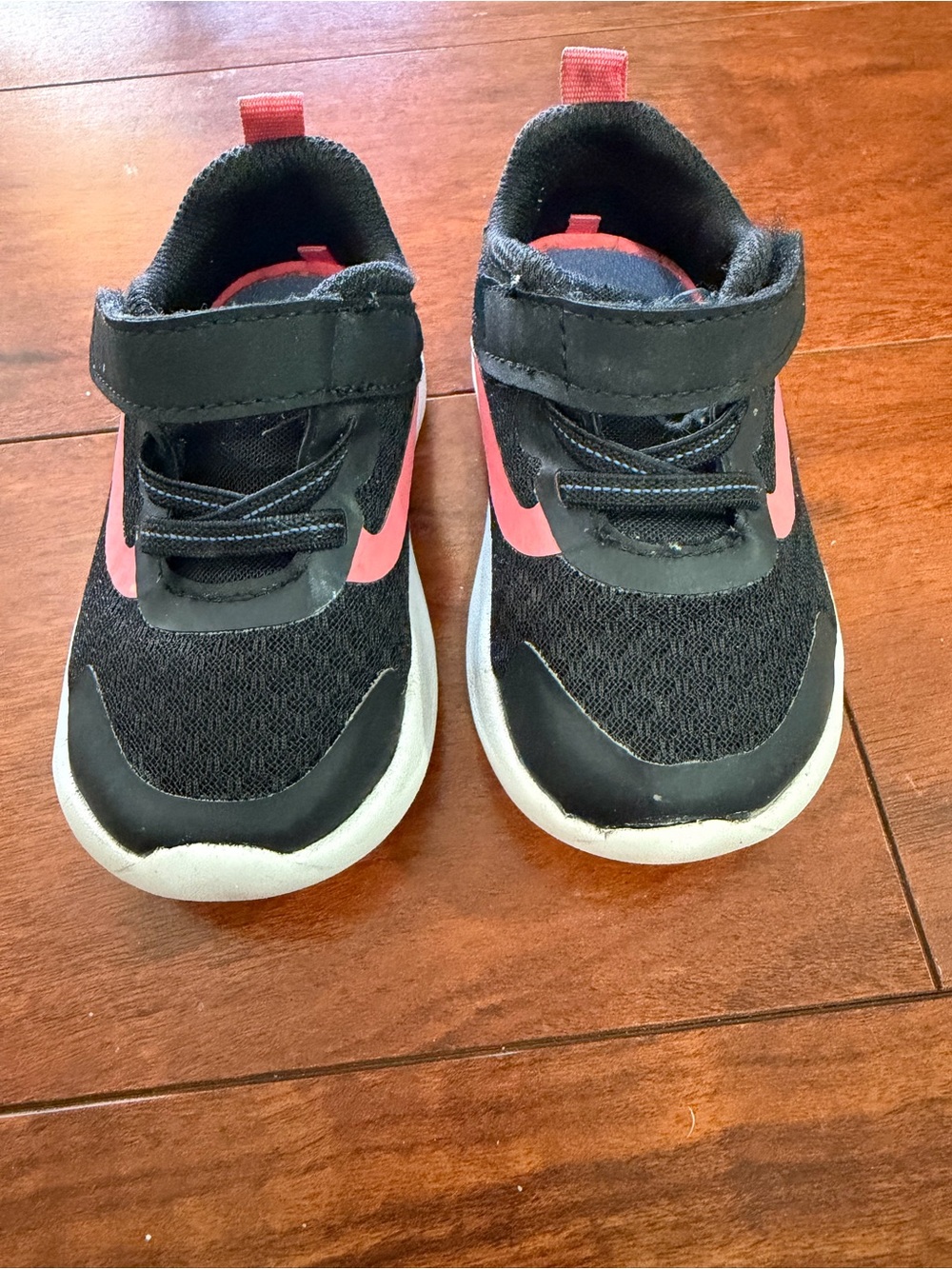 Kids Black and Pink Lightweight Hook-and-Loop Sneakers Size 5